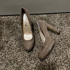 Tan Unisa size 8 pumps